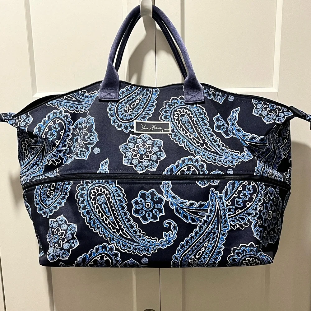 VERA BRADLEY NAVY BLUE PAISLEY DESIGN WEEKEND/TRAVEL EXPANDABLE TOTE